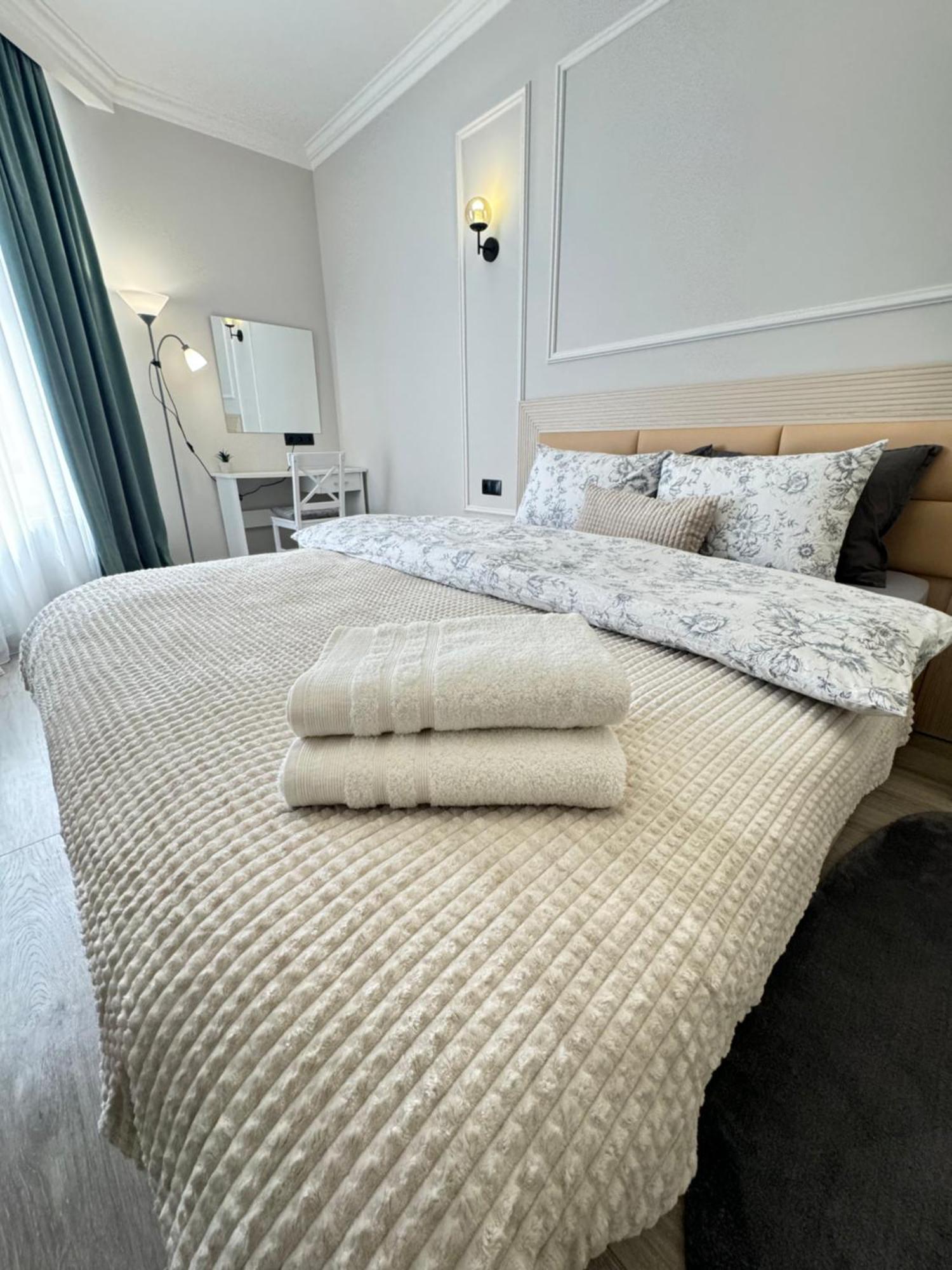 Two Bedroom Apartment In The Center, With Parking, Address Avram Iancu 32 Kisinyov Kültér fotó